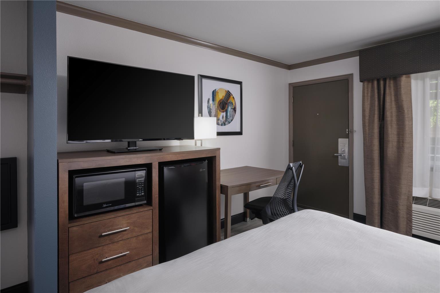 Single Queen Room 