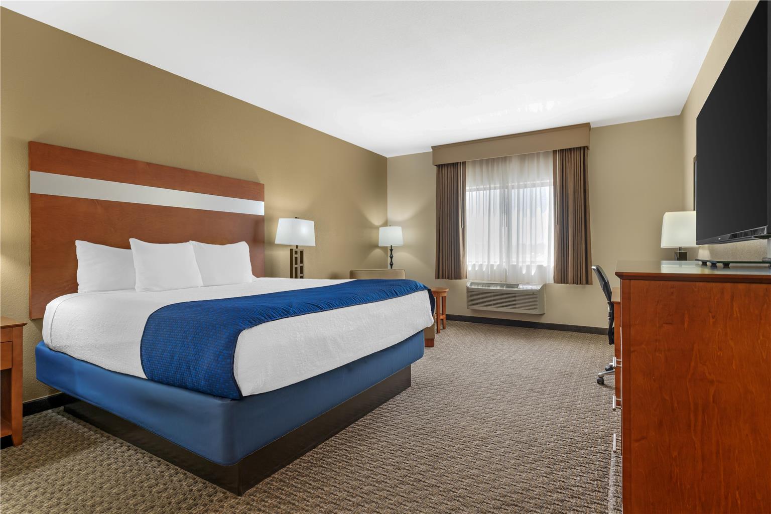 1 King Bed w/ Jetted Tub