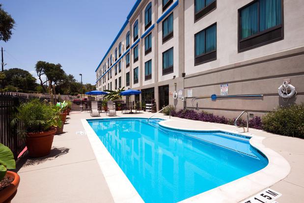Images Holiday Inn Express & Suites Austin North Central by IHG