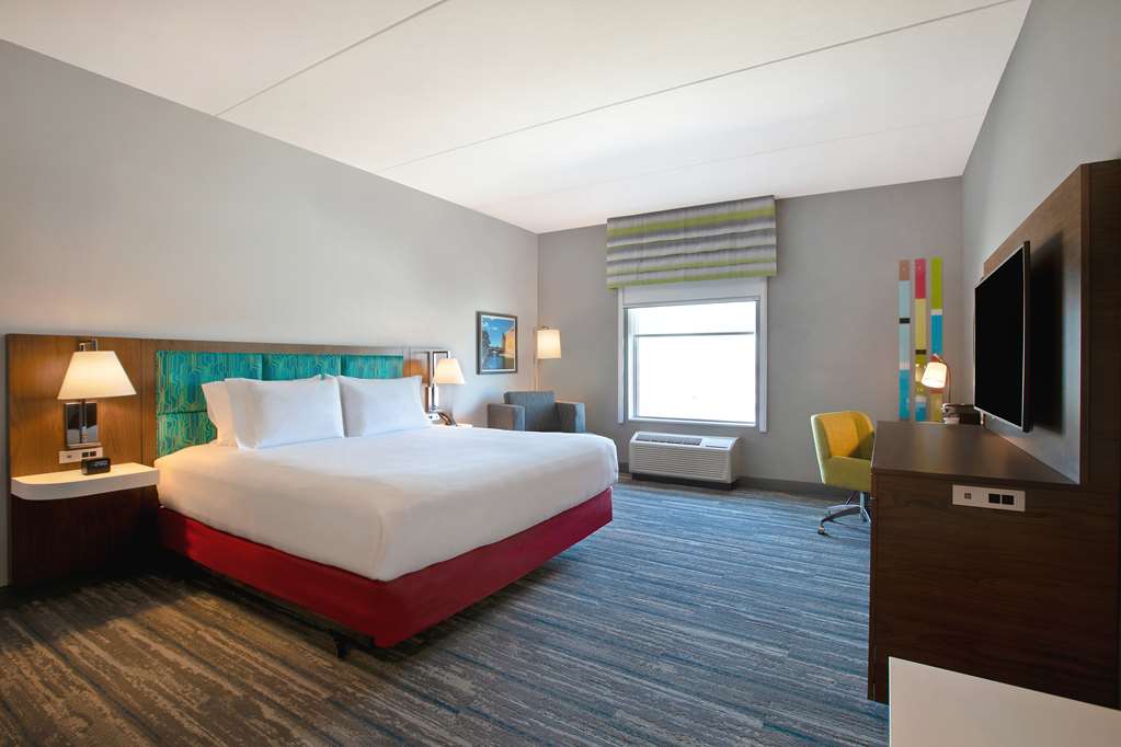 Guest room Hampton Inn & Suites Ottawa West Nepean (613)216-7829