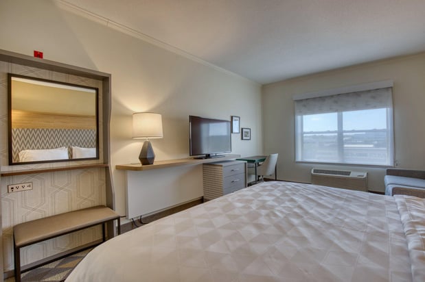 Images Holiday Inn & Suites Madison West - Middleton by IHG