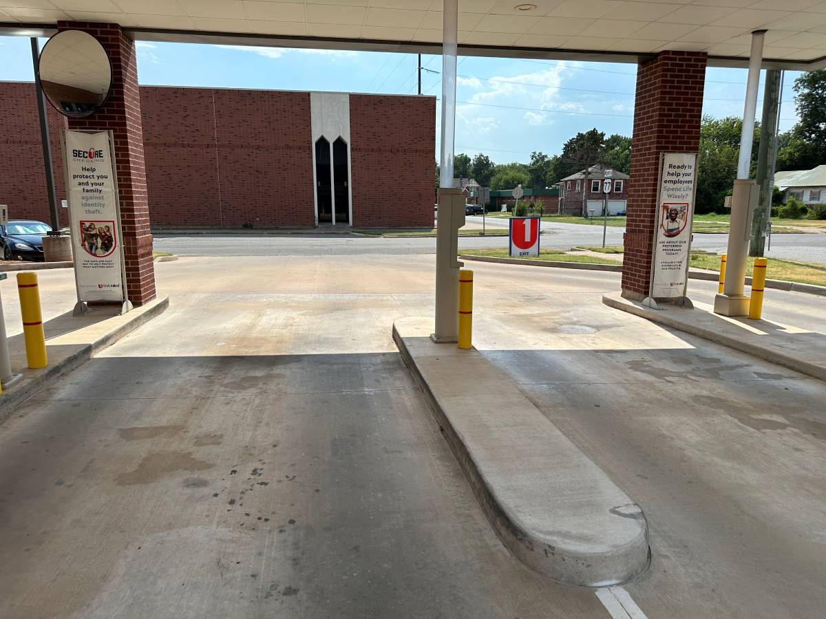 First United Bank - Pauls Valley - exterior teller lanes