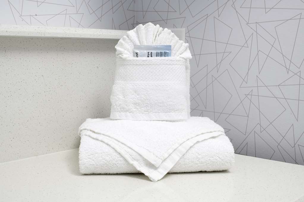 Guest room bath
