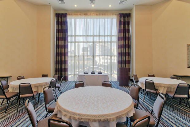 Images Holiday Inn Express & Suites Houston-Dwtn Conv Ctr by IHG