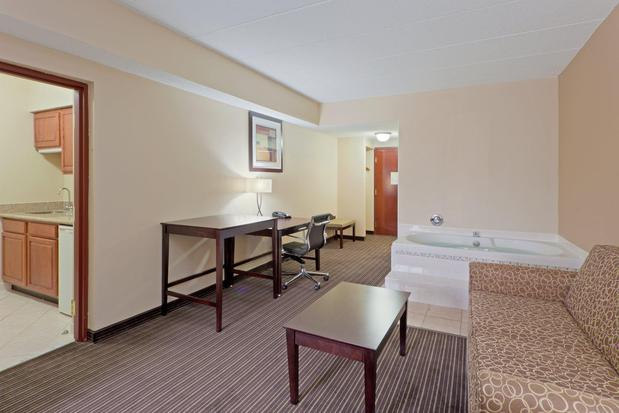Images Holiday Inn Express & Suites Charleston-Southridge, an IHG Hotel