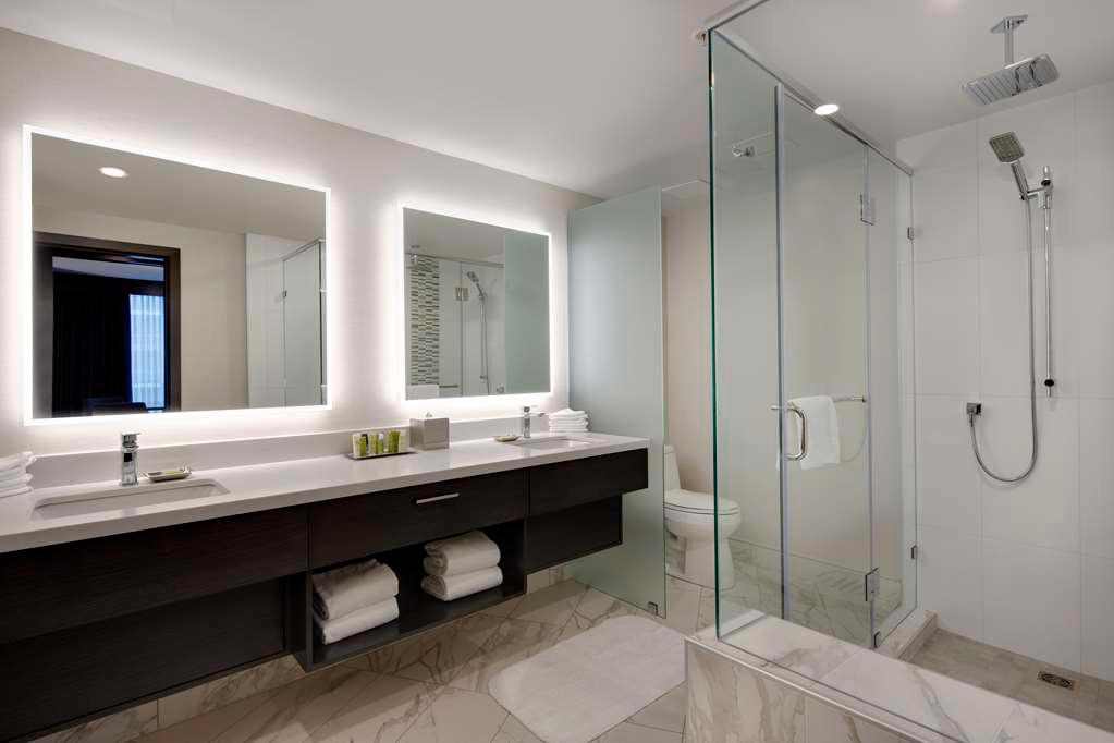 Hilton Vancouver Metrotown à Burnaby: Guest room bath