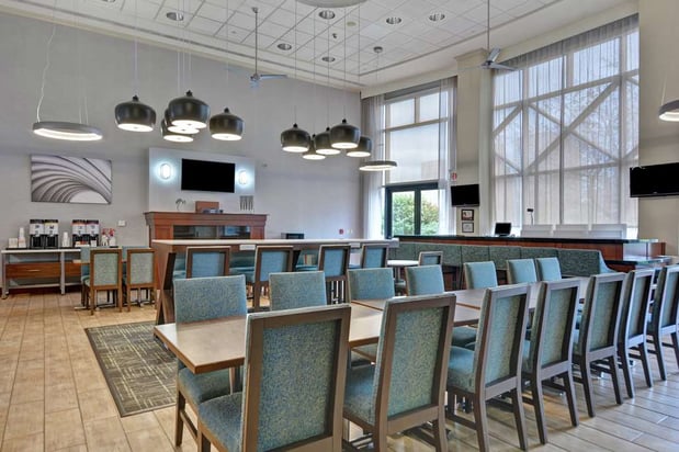 Images Hampton Inn & Suites Newark-Harrison-Riverwalk