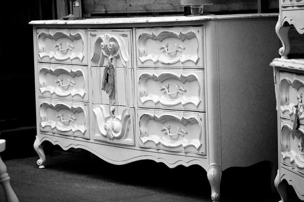 Images Trader Maes Furniture and Decor Market