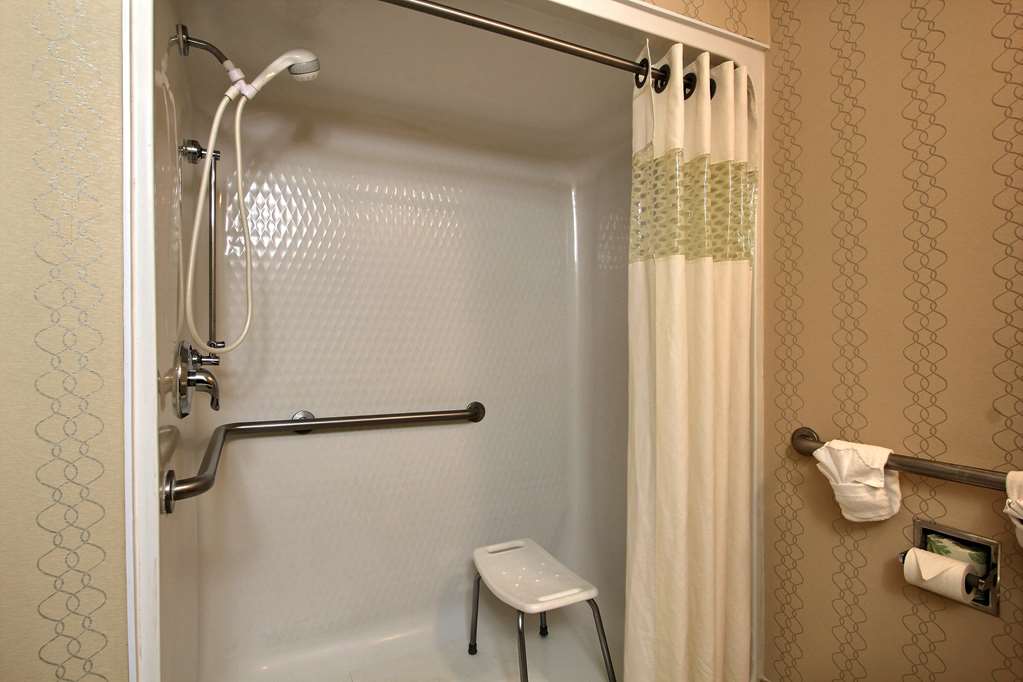 Guest room bath