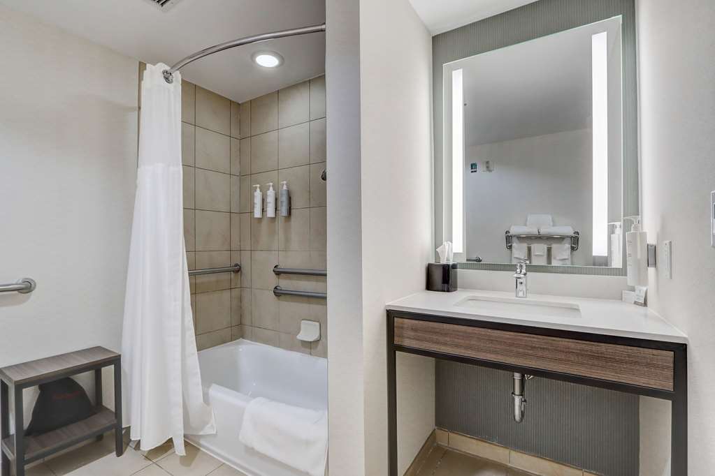 Guest room bath