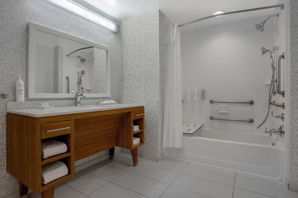 Guest room bath