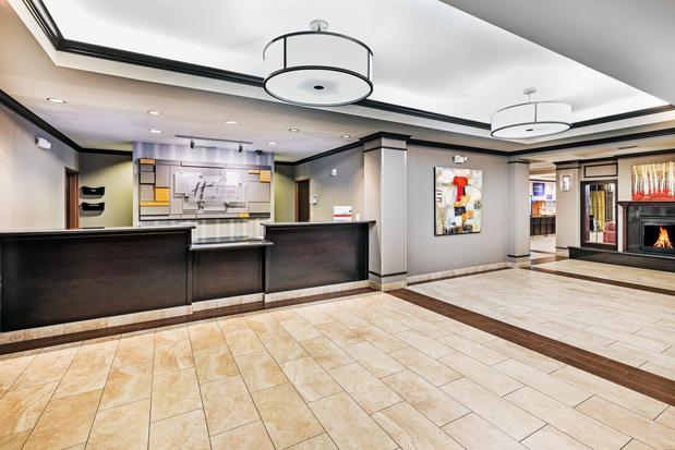 Images Holiday Inn Express & Suites Floresville, an IHG Hotel