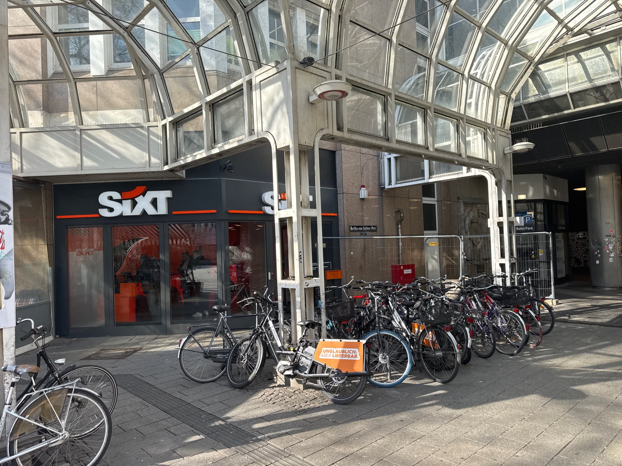 SIXT Autovermietung Düsseldorf Zentrum/HBF, Willi-Becker-Allee 10 in Düsseldorf