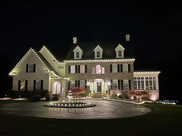 Images Rudy & Co. Holiday Lighting