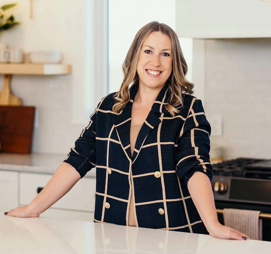 Nicole Leusink, Realtor with Century 21 Signature Real Estate