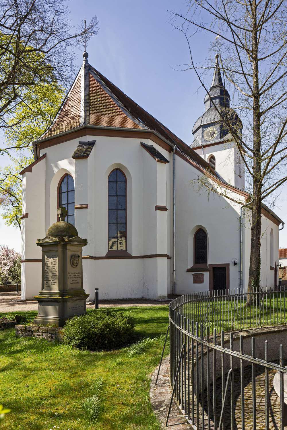Kirche von 1482, nach Brand erneuert im 16. Jh., großes Außengelände, Gemeindehaus, zwei Kindertagesstätten. (c) Dieter Bachert