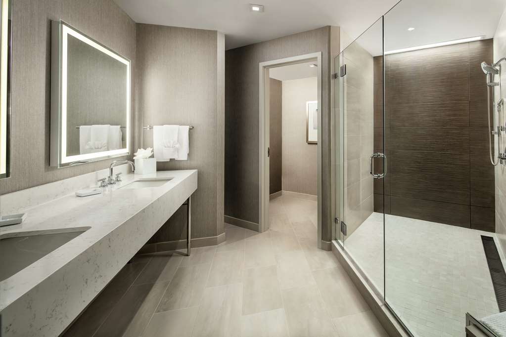 Guest room bath