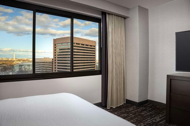 Images Embassy Suites by Hilton Crystal City National Airport
