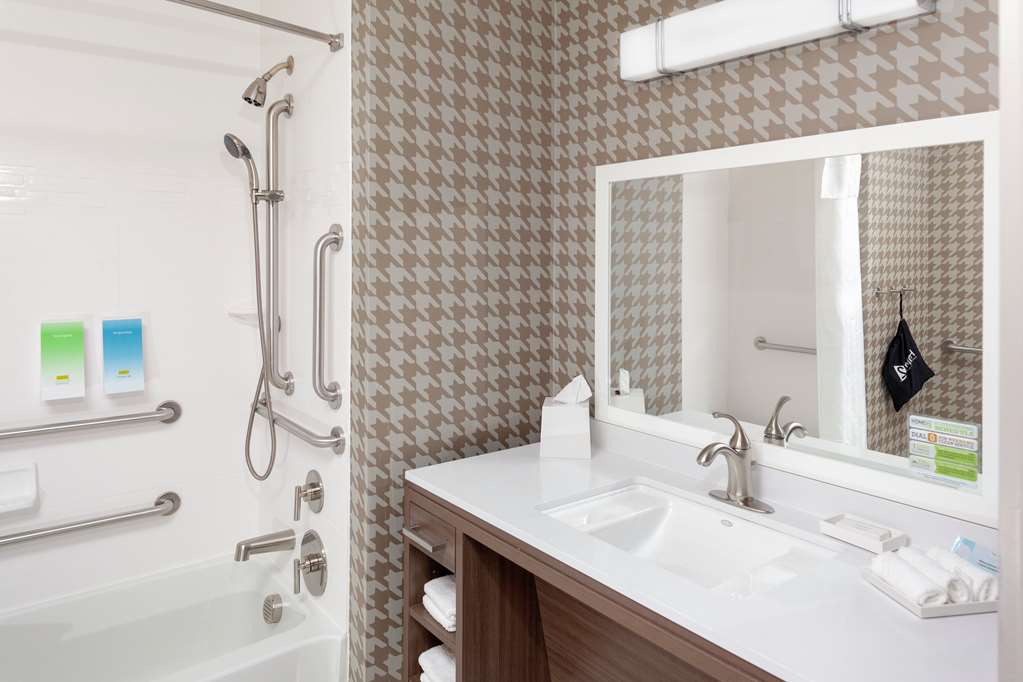 Guest room bath