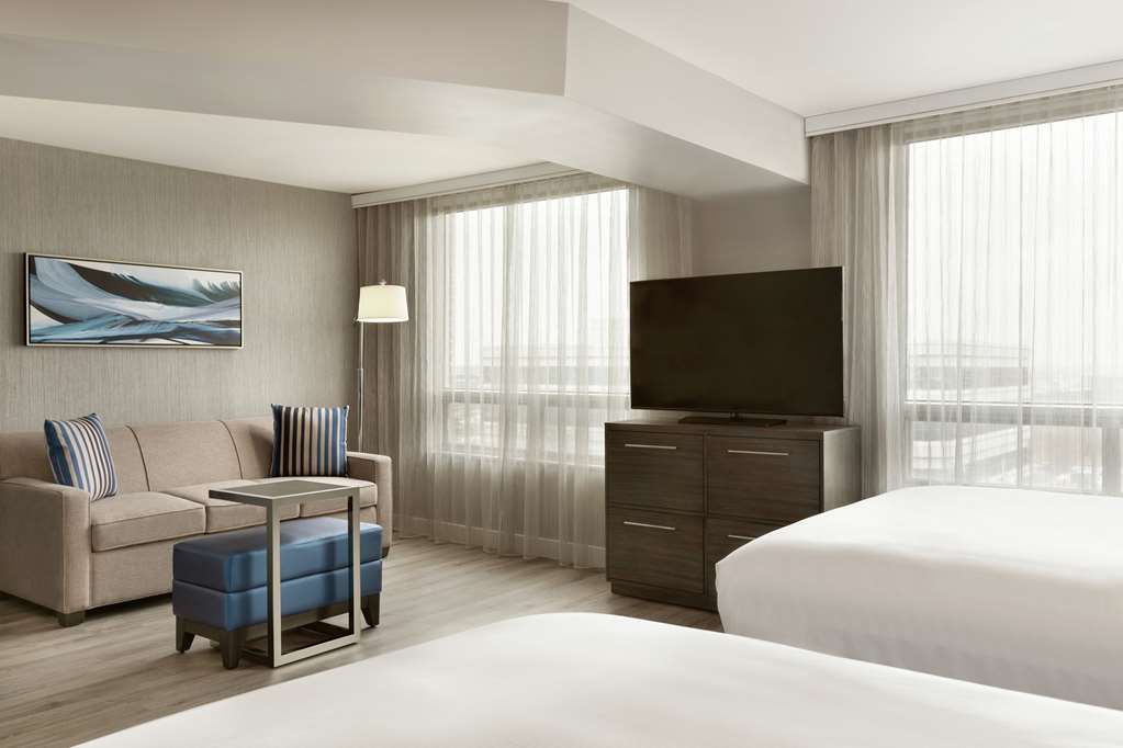 Guest room Embassy Suites by Hilton Montreal Airport Pointe-Claire (514)426-5060