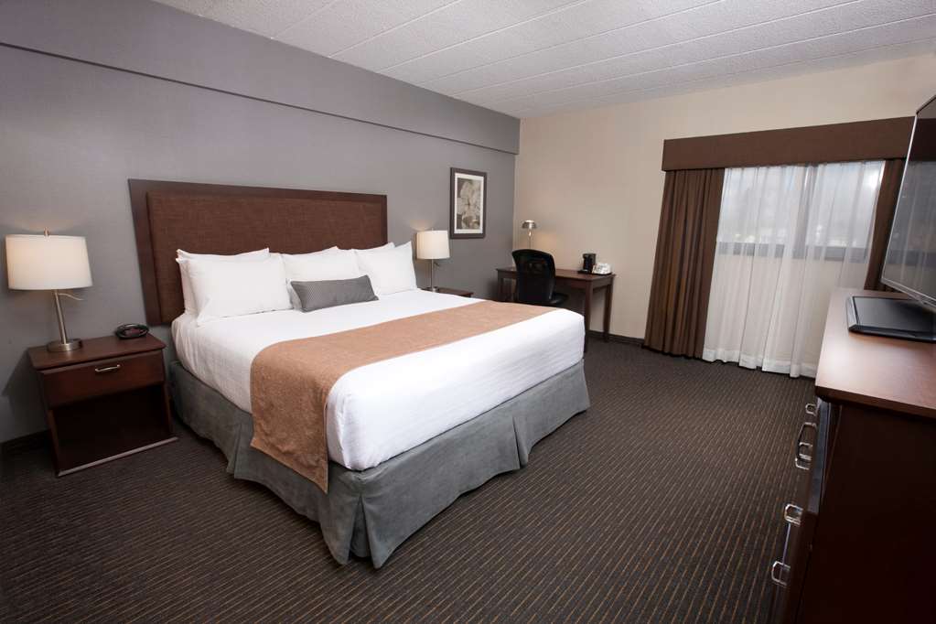 Standard King Guest Room Best Western Plus Cairn Croft Hotel Niagara Falls (905)356-1161