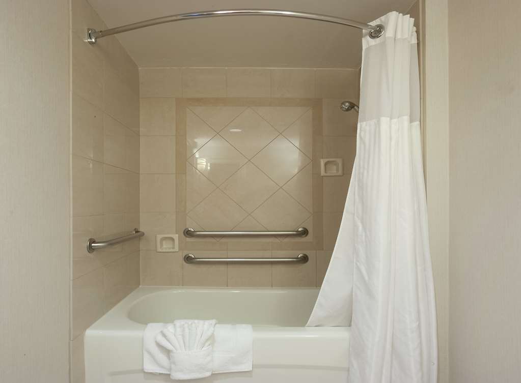 Guest room bath