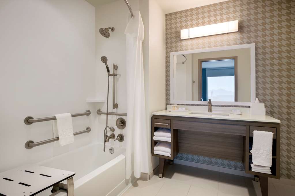 Guest room bath
