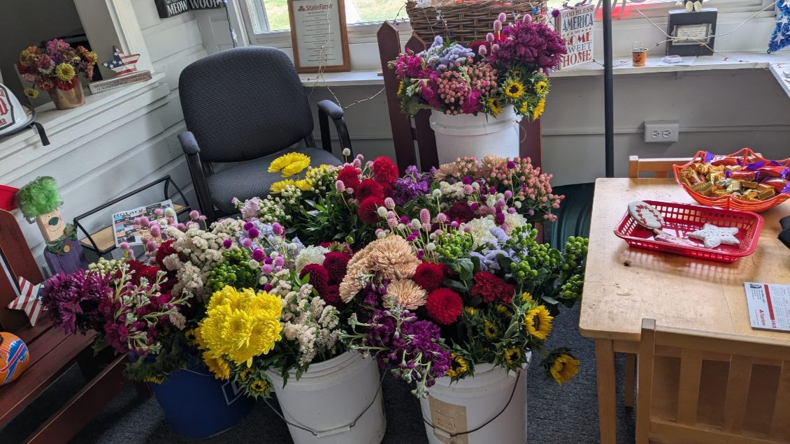 Thank you to everyone who joined our bouquet bar last week! We loved seeing your creativity shine through the beautiful arrangements. Your support made the event so special, and we can’t wait to do it again!