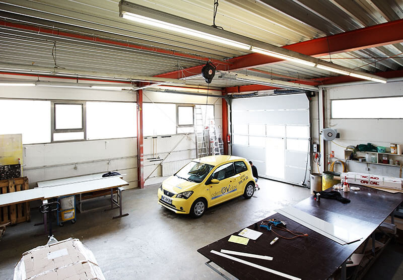Fahrzeughalle für Fahrzeugbeschriftung- und Verklebung. Produziert von Remstalwerbung Bäz, aus Schorndorf.