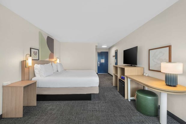 Images Spark by Hilton Bakersfield Central
