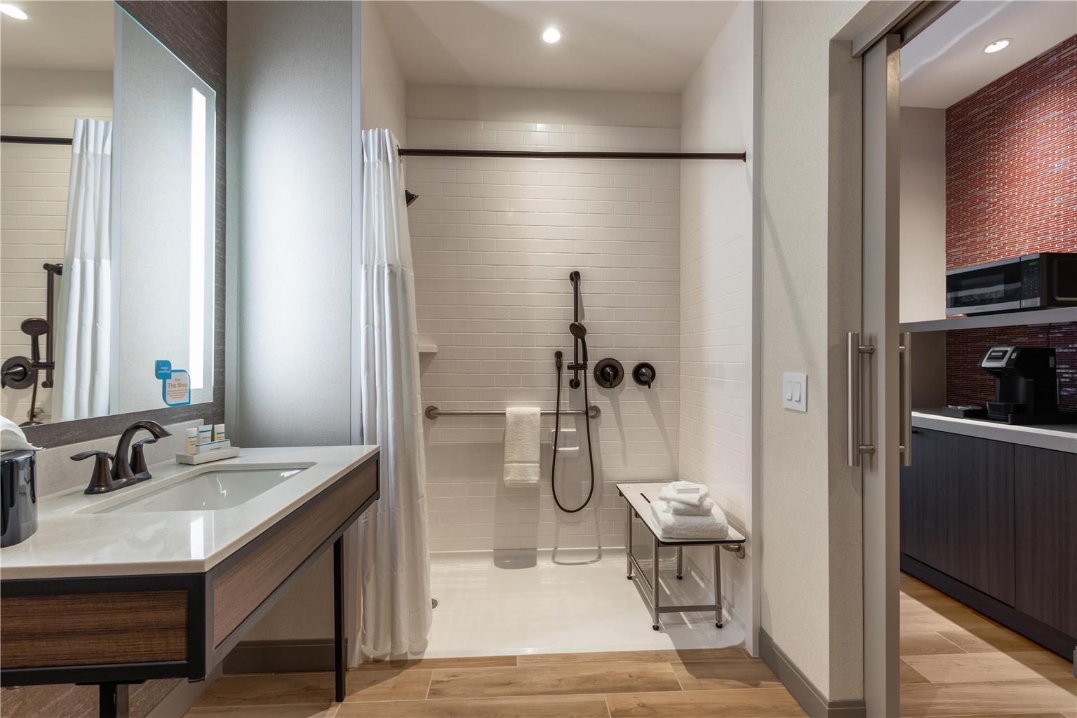 Guest room bath 