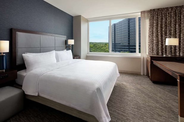 Images Hampton Inn & Suites Teaneck Glenpointe