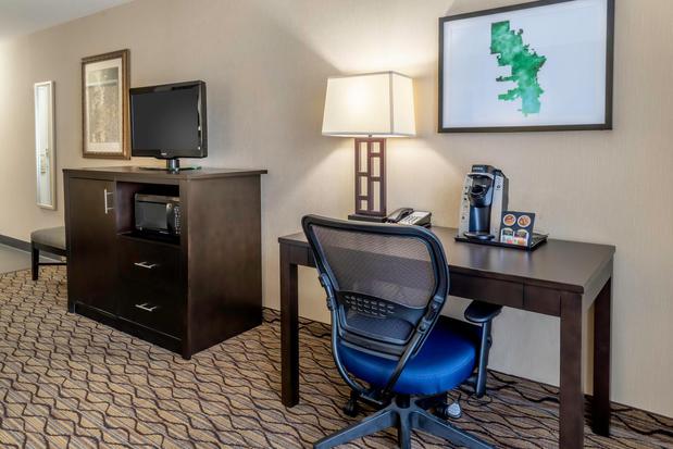 Images Holiday Inn & Suites Milwaukee Airport, an IHG Hotel