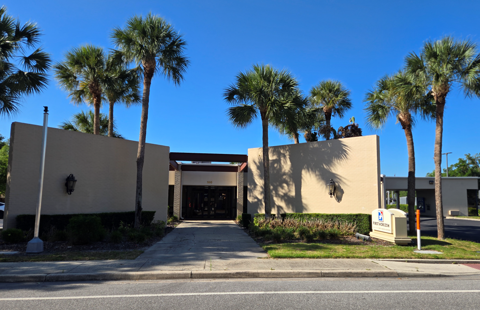 First Horizon Bank - Maitland, FL - E Packwood Ave