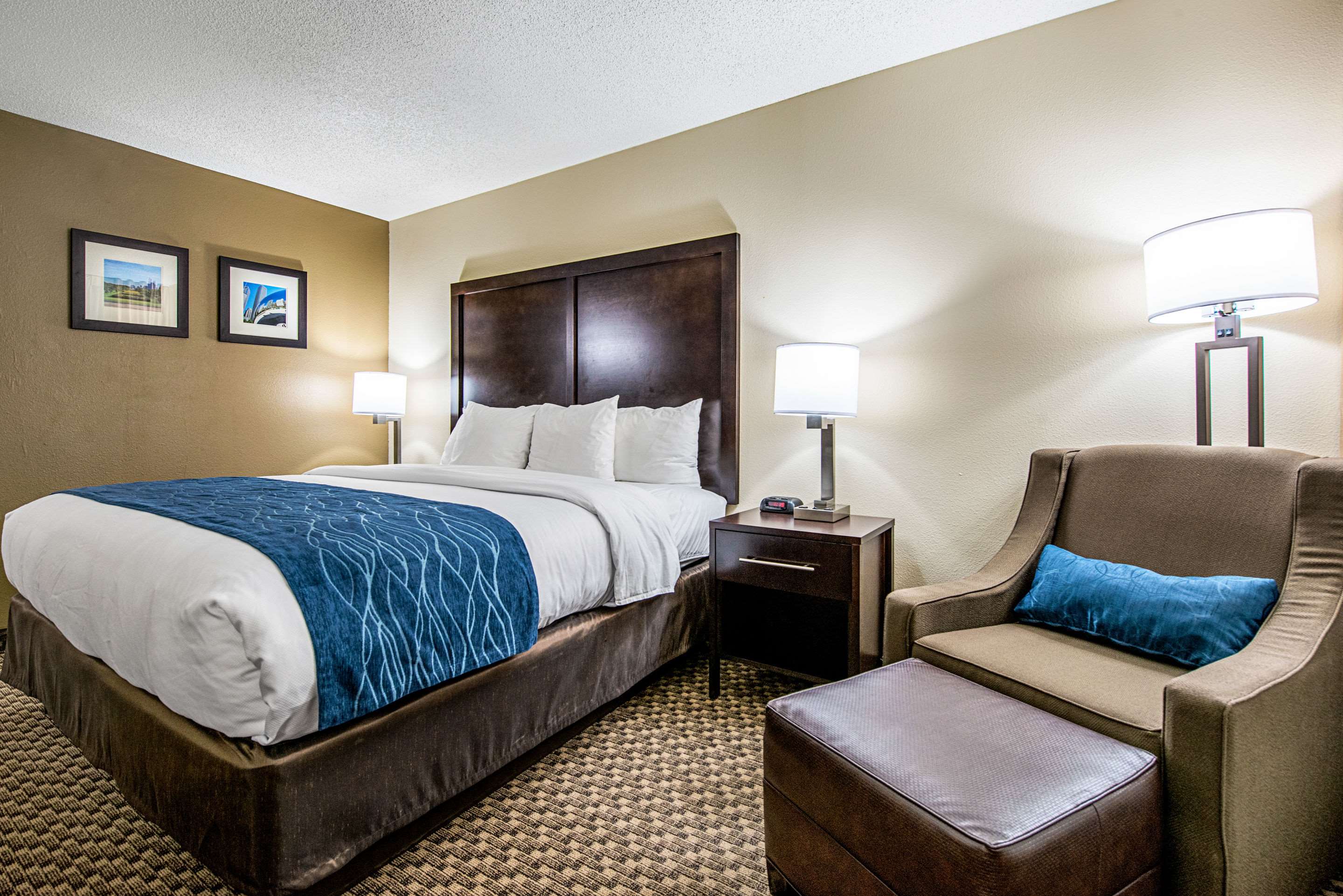 Well-equipped guest room