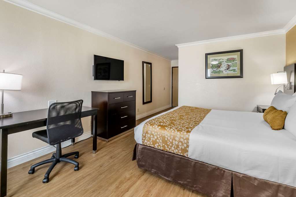 Room with One King Bed Best Western Plus South Bay Hotel Lawndale (310)973-0998