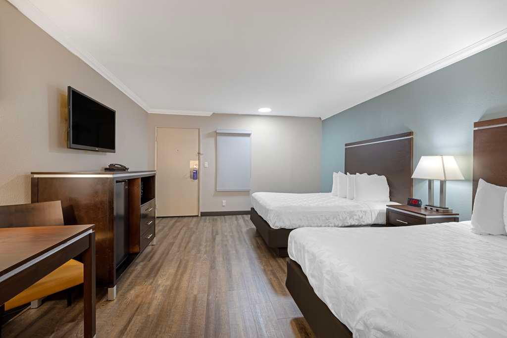 Double queen bedroom Best Western Courtesy Inn Hotel - Anaheim Resort Anaheim (714)772-2470