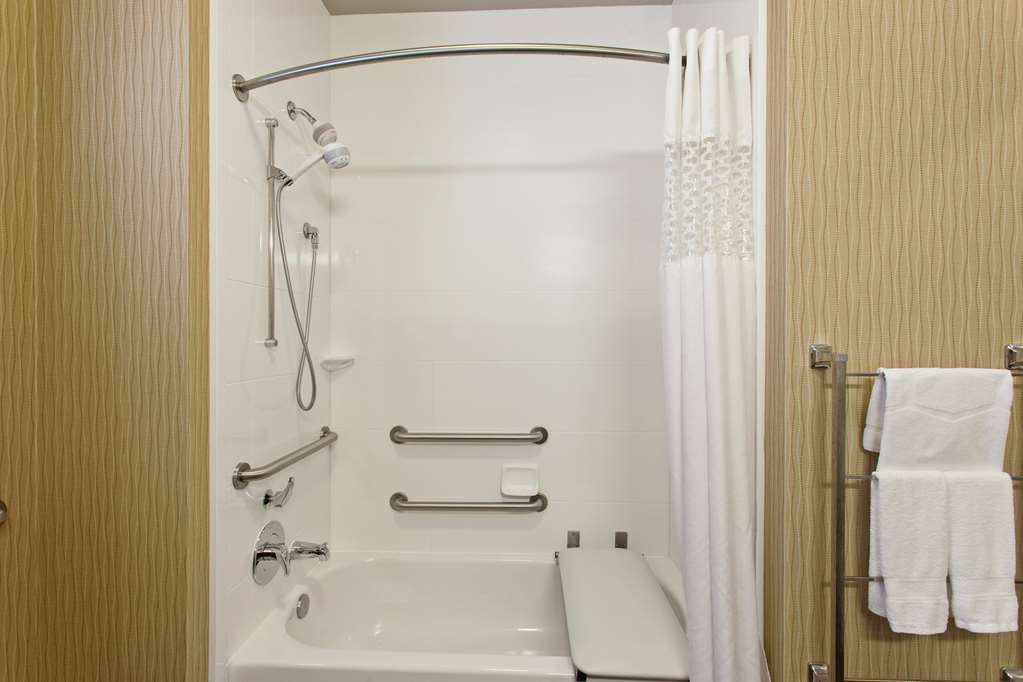 Guest room bath