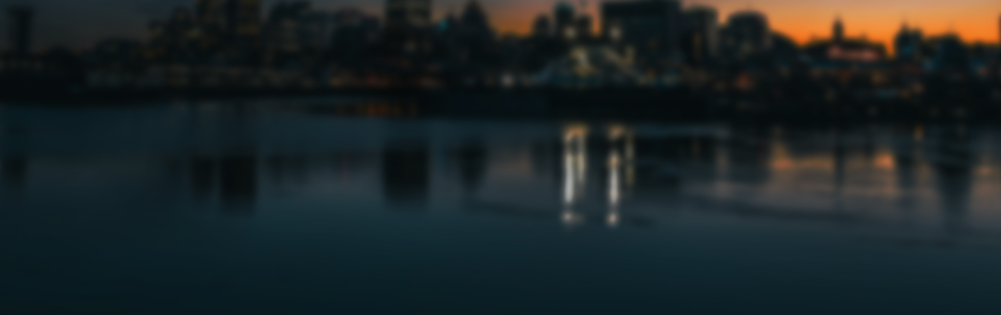 Photo floue de la silhouette de Montréal au coucher du soleil.