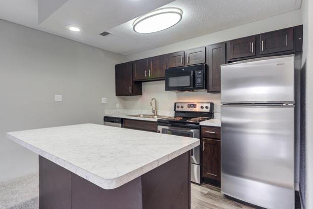 Images The Lakes of Schaumburg Apartment Homes