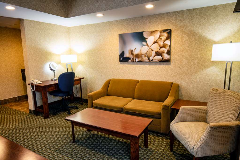 Best Western Voyageur Place Hotel in Newmarket: King Suite 01 Sitting area