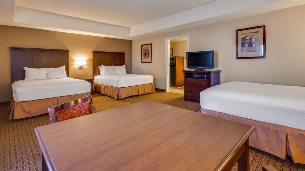 Triple Queen Guest Room