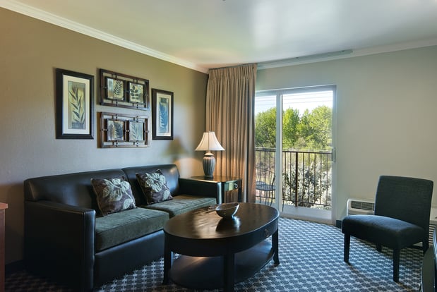 Images Oxford Suites Yakima