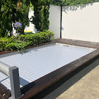 Bassin enterré béton-banché de 5x2x1.50 de profondeur avec escalier droit sur largeur à Bordeaux Caudéran  
Revêtement liner 75/100 verni couleur gris clair avec feutrine de protection 350gr mur et fond 
Système de filtration fibre de verre
Pompe à chaleur de Warmpac DC35 inverser 
Appareil de traitement au sel IDOit de Régul électronique  
Volet hors sol Air Cover 300 de Maytronics