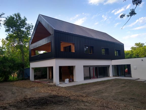 Metal roofing installed by Metro Steel Roofing & Construction is the choice for those after beauty, performance, low maintenance and long-term economy.