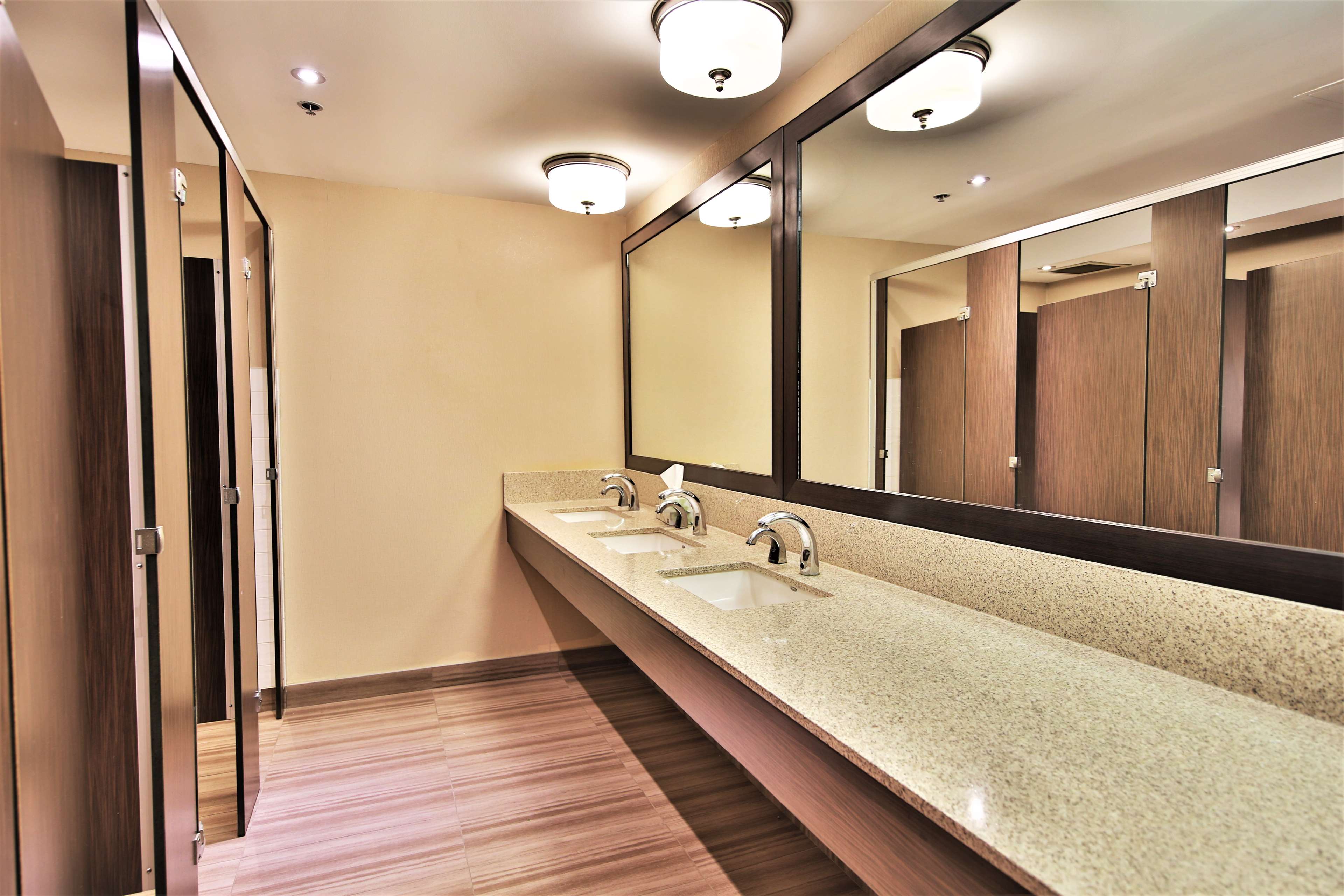 Lobby bathrooms Best Western Plus Montreal Downtown-Hotel Europa Montreal (514)866-6492