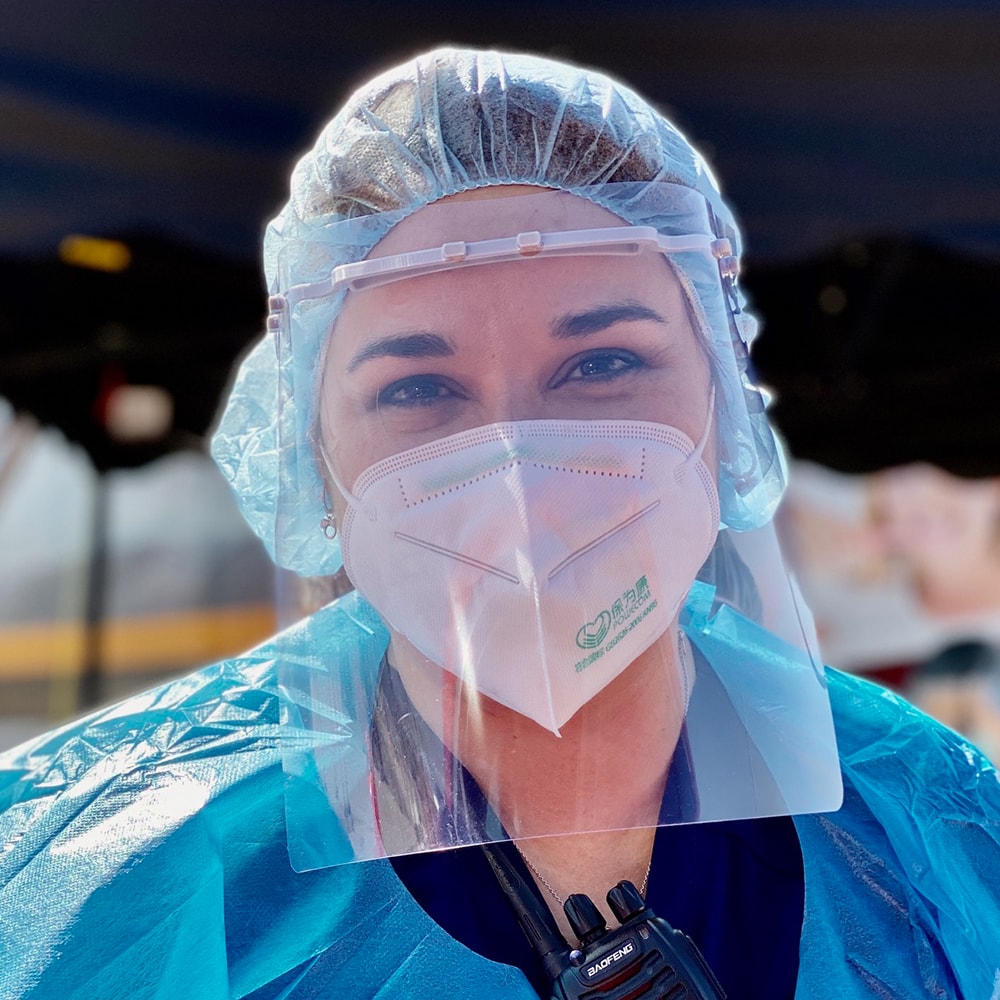 Eine Mitarbeiterin von Borrego Health trägt eine Maske und einen Gesichtsschutz.