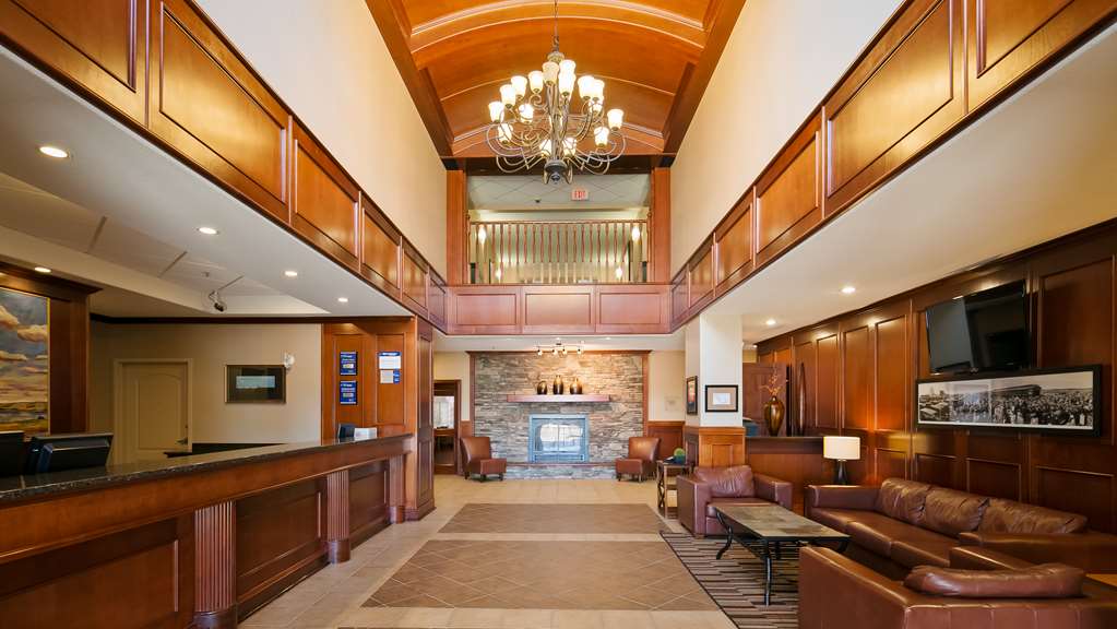 Best Western Plus Meridian Hotel in Lloydminster: Hotel Lobby