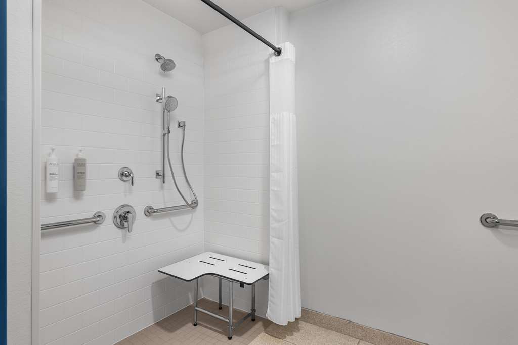Guest room bath