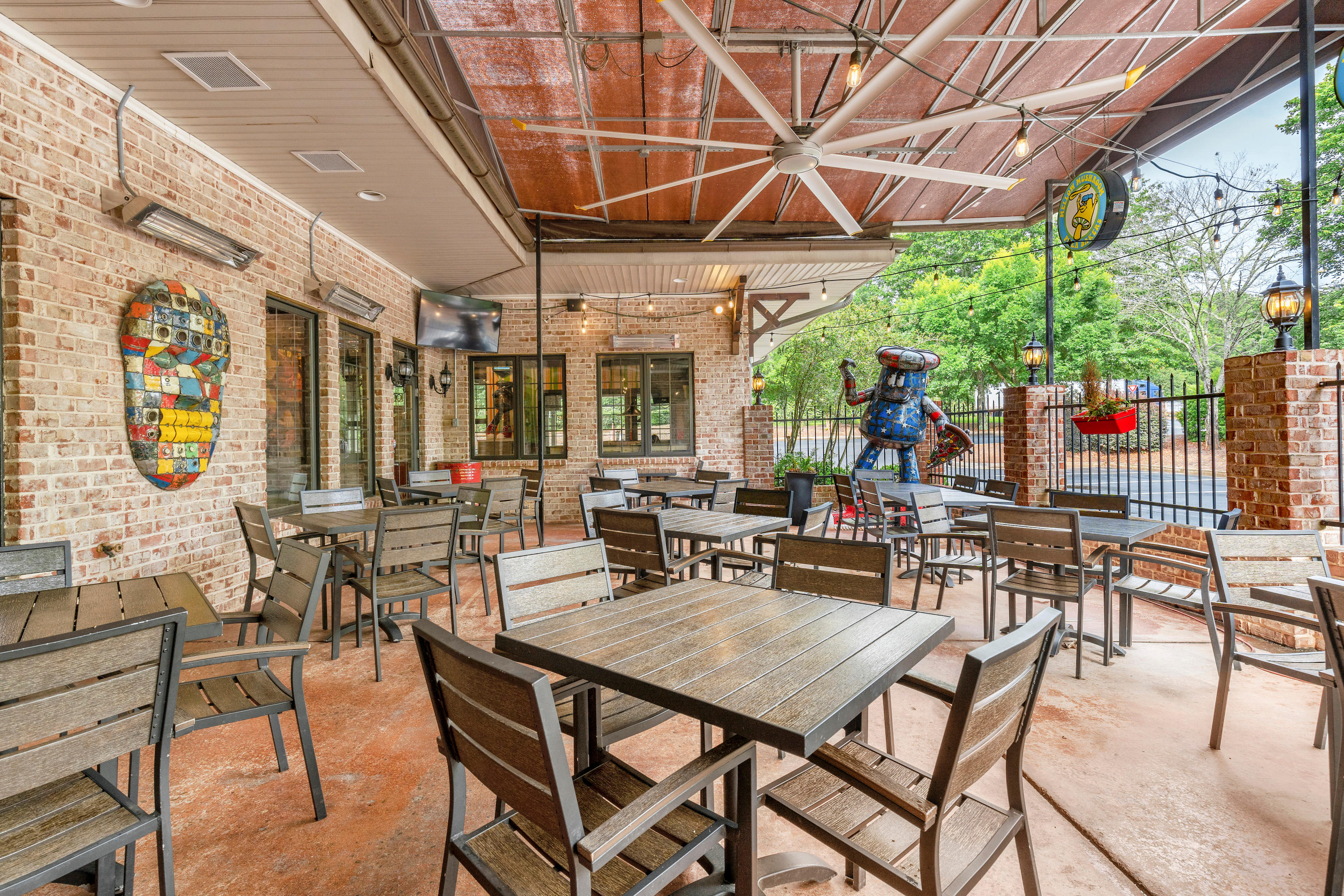 mellow mushroom restaurant patio